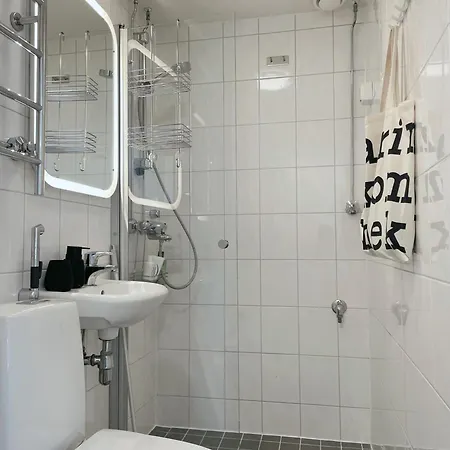 Top-floor 1br & Ac - Metro At Door - 5min To Center Lejlighed *