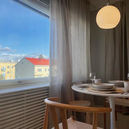 Top-floor 1br & Ac - Metro At Door - 5min To Center Lejlighed
