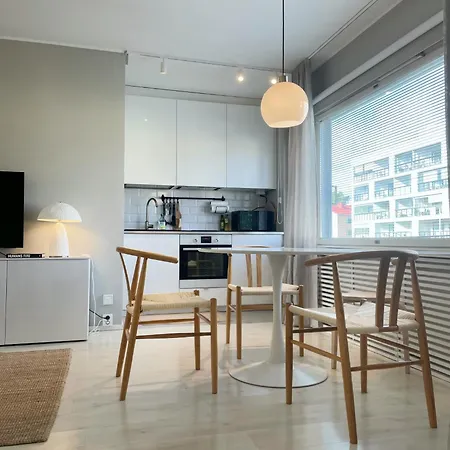 Top-floor 1br & Ac - Metro At Door - 5min To Center Apartamento Helsínquia